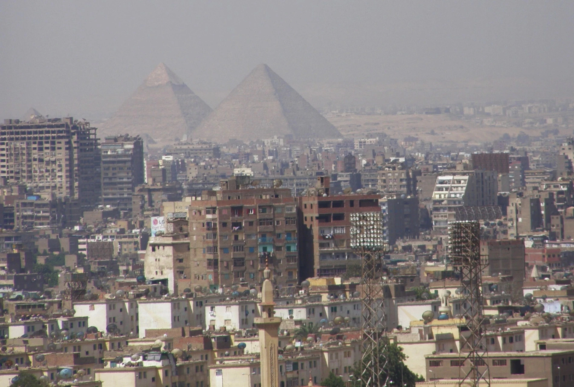 De beroemde piramides van Gizeh liggen dicht bij de stad Caïro