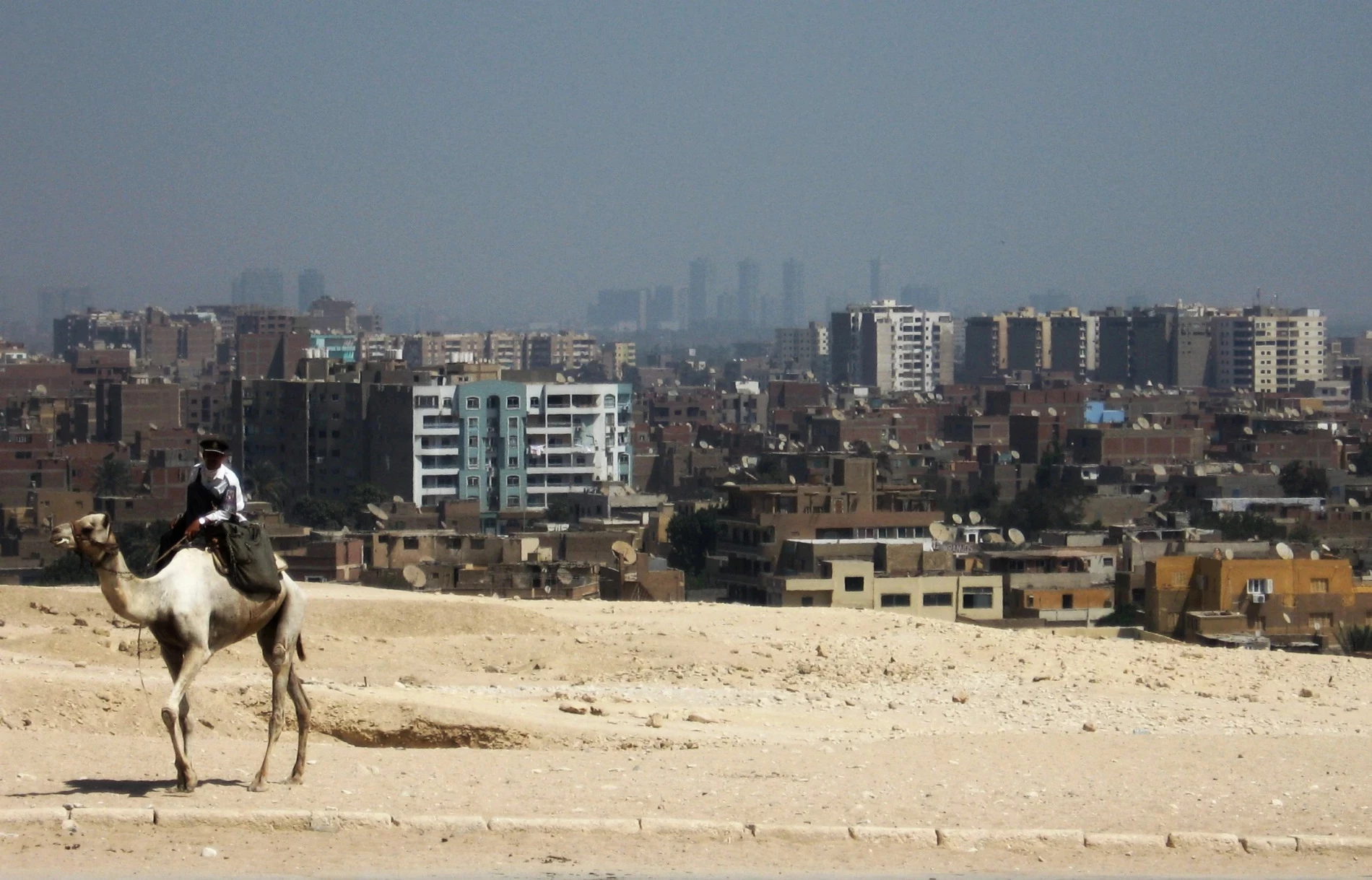 In Caïro is de woestijn altijd dichtbij...